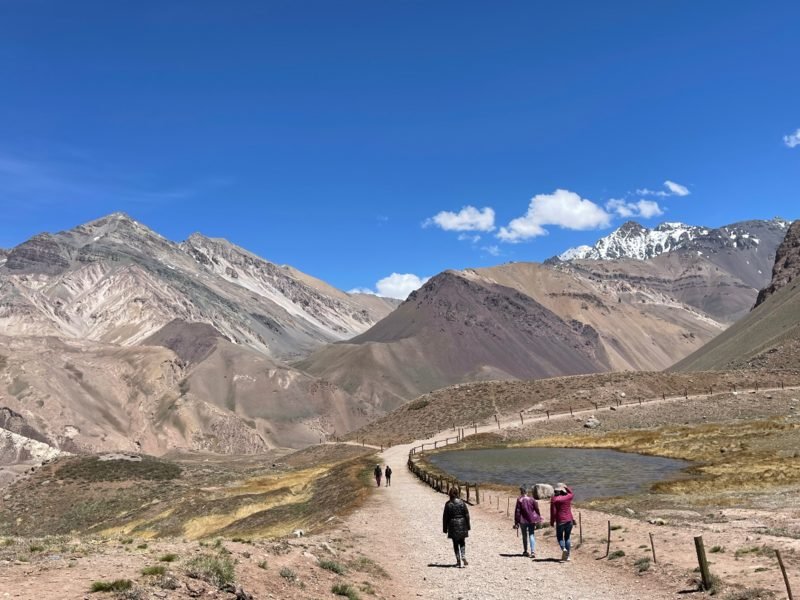 Explora los paisajes impresionantes de Portillo y Aconcagua en un tour inolvidable. Descubre la Laguna del Inca, el Mirador del Aconcagua y el icónico Puente del Inca.